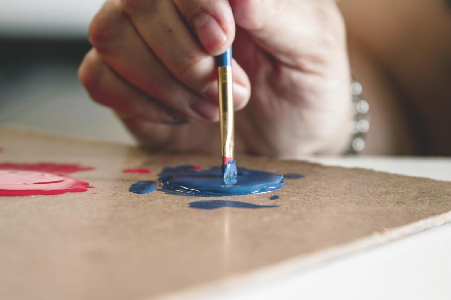 Aktzeichnung in Entstehung mit Bleistift und Papierskizzen